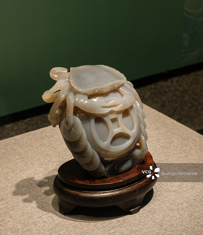 深圳龙岗文博展览馆展示20世纪80年代仿制的文物原色玛瑙八方来财图片素材