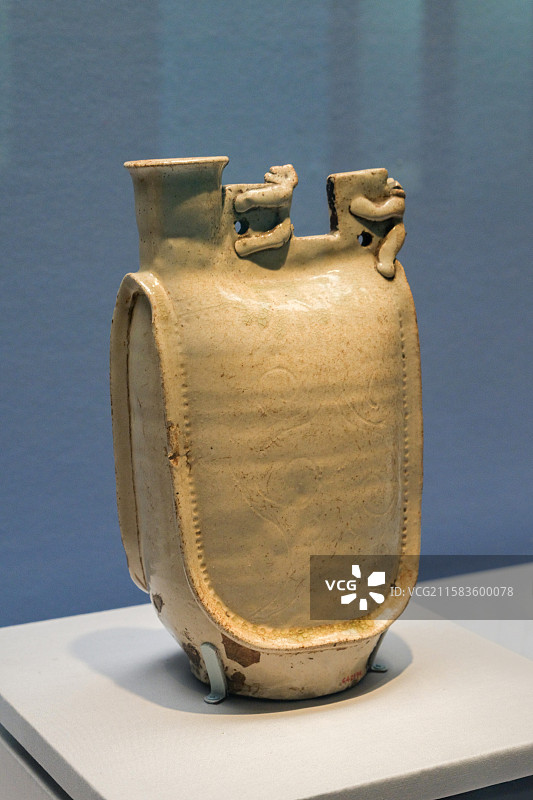 白釉塑贴双猴划花鸡冠壶 辽朝 中国国家博物馆“中国古代瓷器展”图片素材
