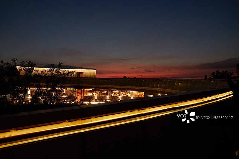 南京 江心洲 灯塔咖啡馆夜景 晚霞和灯光带图片素材