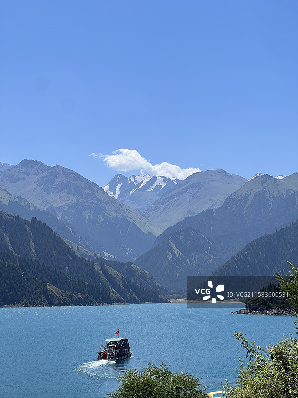 新疆博格达峰雪山下的天山天池湖面图片素材