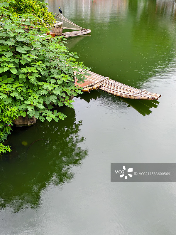 阳朔西街旁边的竹筏图片素材