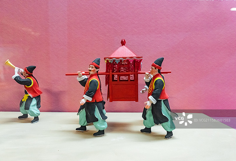 中国山东省济宁市博物馆老馆，礼成家国礼俗风情展厅，古代结婚娶媳妇迎亲敲锣打鼓仪仗队，室内无人图像摄影图片素材