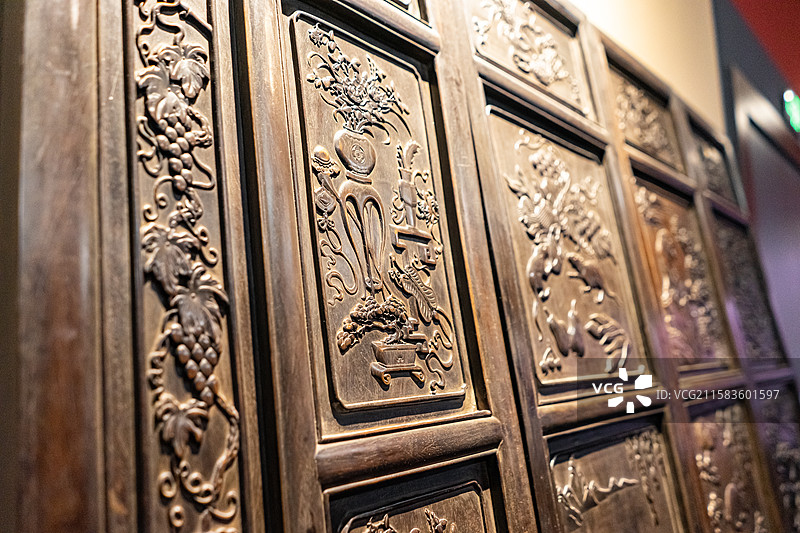 中国山东省任城区济宁市博物馆老馆，礼成家国礼俗风情展厅，古代木制屏风分区的木门，室内无人图像摄影图片素材
