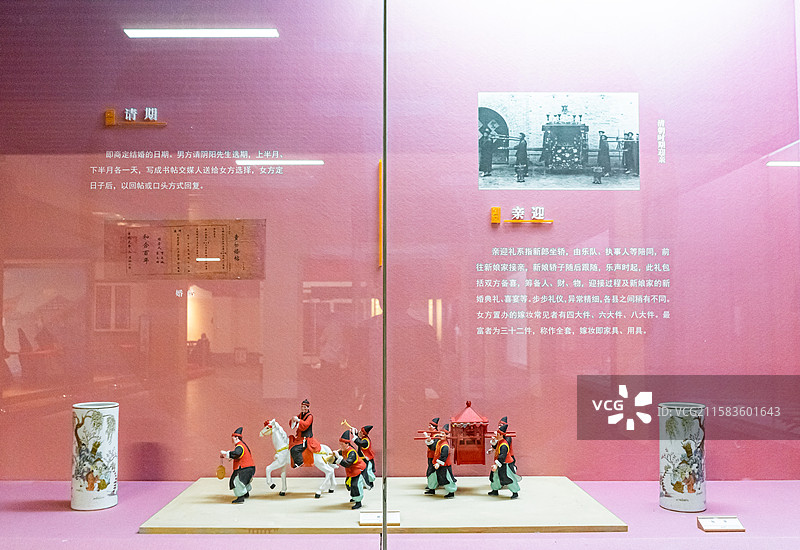 中国山东省济宁市博物馆老馆，礼成家国礼俗风情展厅，古代结婚娶媳妇迎亲敲锣打鼓仪仗队，室内无人图像摄影图片素材