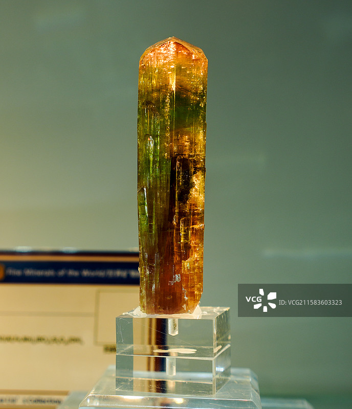 陈列在中国地质大学逸夫博物馆的电气石图片素材