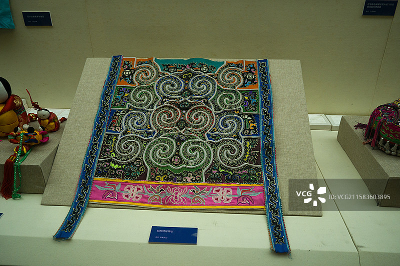 贴布绣背带心 广西民族博物馆图片素材