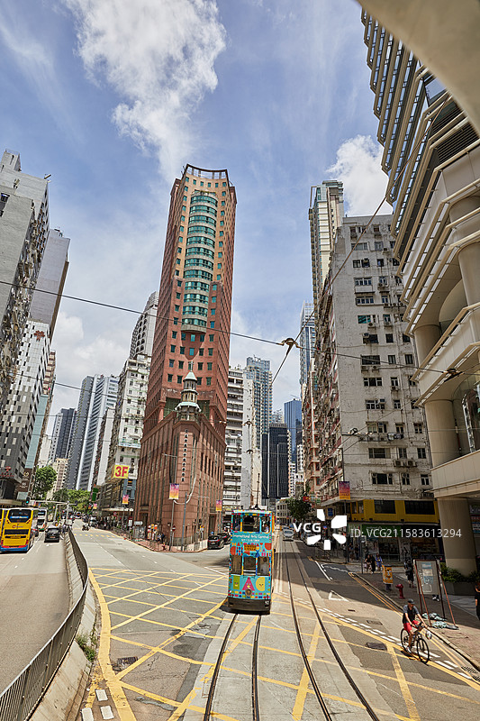 中国香港湾仔街道风景香港基督教循道卫理联合教会香港堂滴滴车轨道交通城市风光图片素材