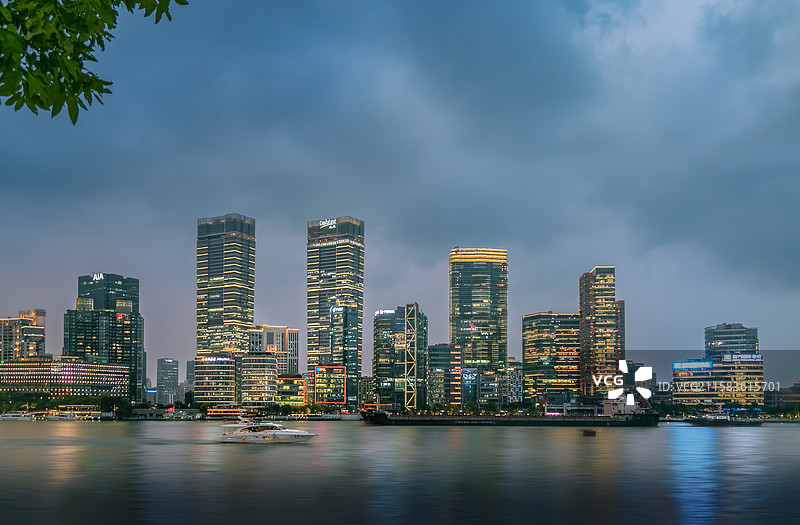 上海外滩城市建筑夜景图片素材
