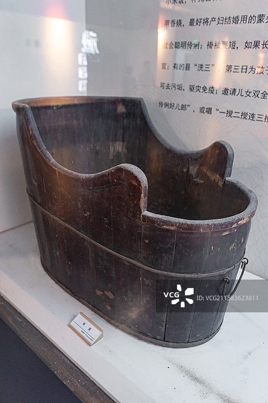 中国山东省任城区济宁市博物馆老馆，礼成家国礼俗风情展厅，古代木制洗澡用的浴盆，室内无人图像摄影图片素材