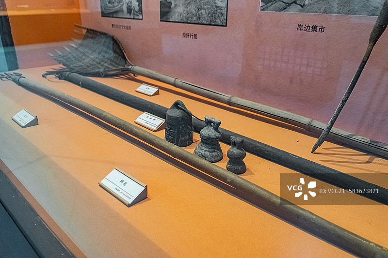 中国旅游景区拍摄主题，山东济宁任城区济宁博物馆老馆，运河老照片和鱼叉秤砣鱼掀手杆称，室内无人图像摄影图片素材