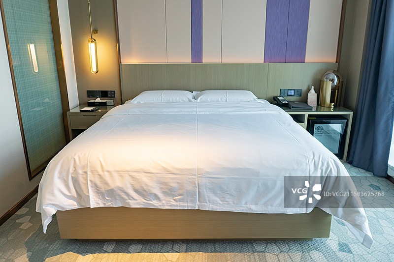 中国室内酒店宾馆招待所民宿拍摄主题，室内住宅环境和白色的宽的双人床，室内无人图像摄影图片素材