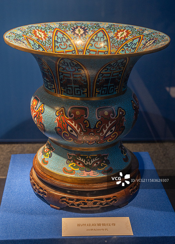 深圳龙岗文博展览馆展示20世纪80年代仿制的文物掐丝珐琅饕餮纹尊图片素材