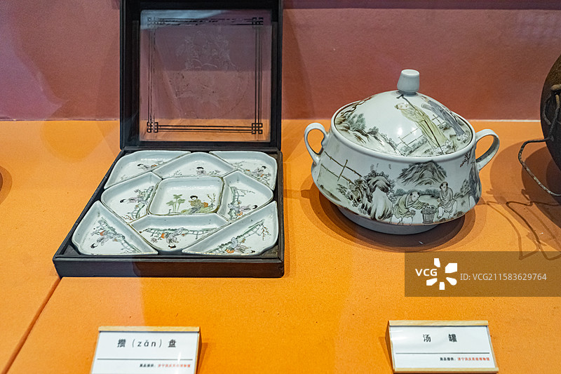 中国旅游景区拍摄主题，山东省济宁市任城区济宁市博物馆老馆，古代盛汤用的汤罐子，室内无人图像摄影图片素材