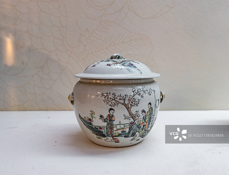 中国山东省任城区济宁市博物馆老馆，礼成家国礼俗风情展厅，白色的盛粥的罐子，室内无人图像摄影图片素材