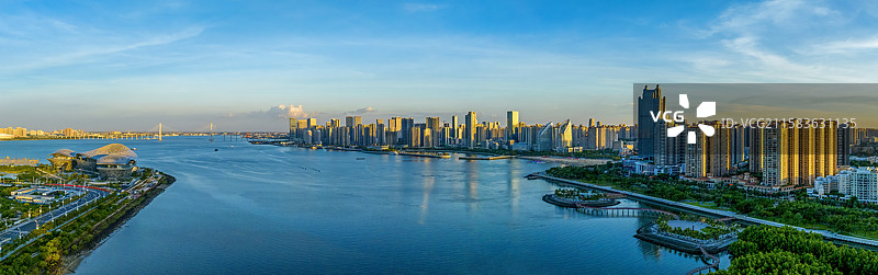 《斜阳映照金沙湾》图片素材