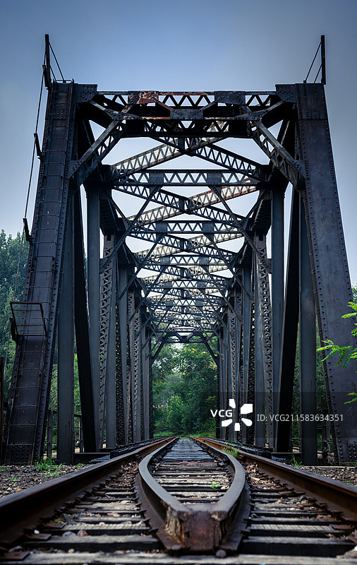 唐山陡河上的钢厂铁路大桥，这座始建于1943年的古老桥梁，见证了唐山制钢所的辉煌。当年，唐山制钢所为图片素材