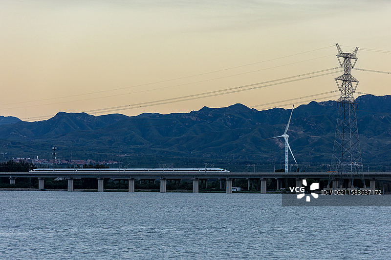 高铁驶过京包高速铁路官厅水库特大桥图片素材