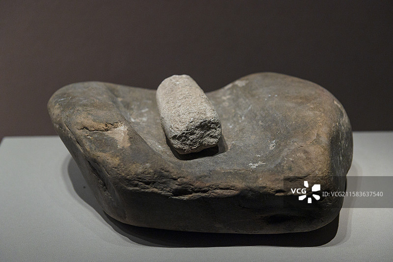 石磨盘、石磨棒 龙山文化 山西省偏关县天峰坪东遗址出土 山西省博物馆展图片素材