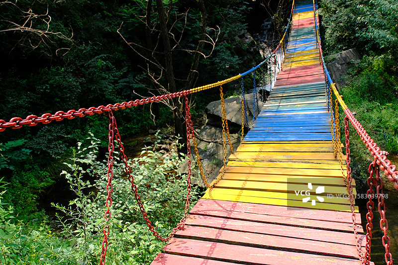 石家庄水泉溪深山高山里的彩虹桥浮桥吊桥。高清旅游风景背景图图片素材
