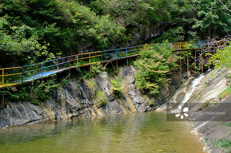 石家庄水泉溪深山高山里的彩虹桥浮桥吊桥。高清旅游风景背景图图片素材