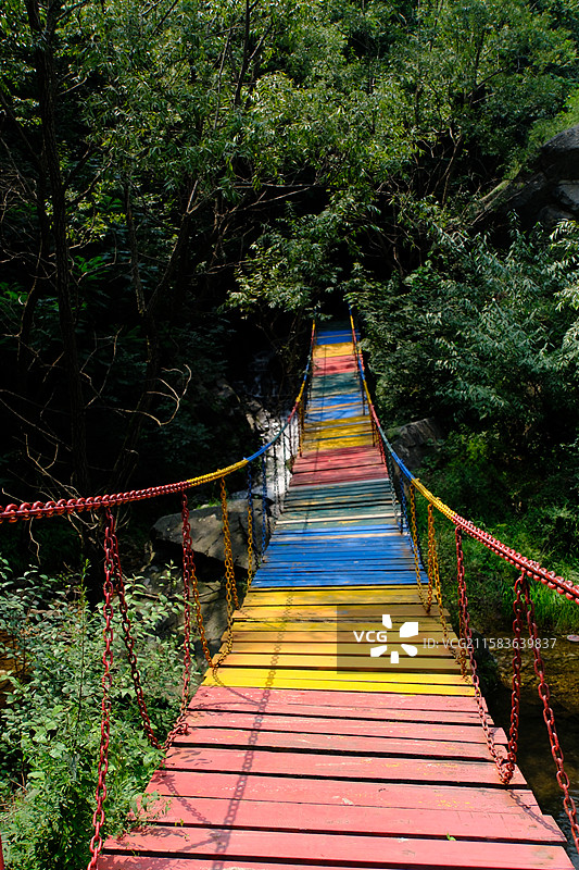 石家庄水泉溪深山高山里的彩虹桥浮桥吊桥。高清旅游风景背景图图片素材