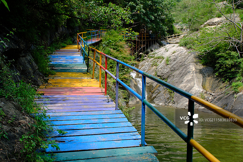 石家庄水泉溪深山高山里的彩虹桥浮桥吊桥。高清旅游风景背景图图片素材