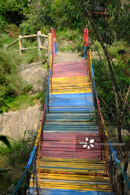 石家庄水泉溪深山高山里的彩虹桥浮桥吊桥。高清旅游风景背景图图片素材