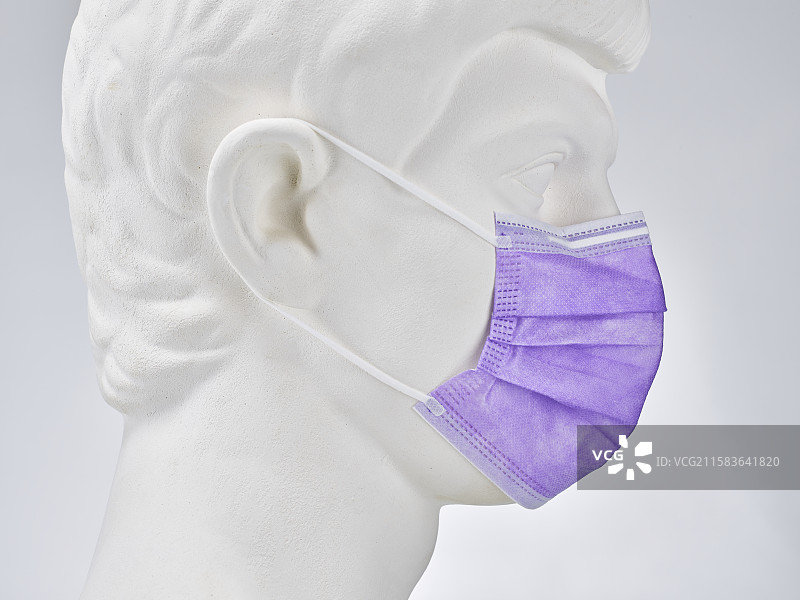 戴口罩的罗马青年石膏像图片素材