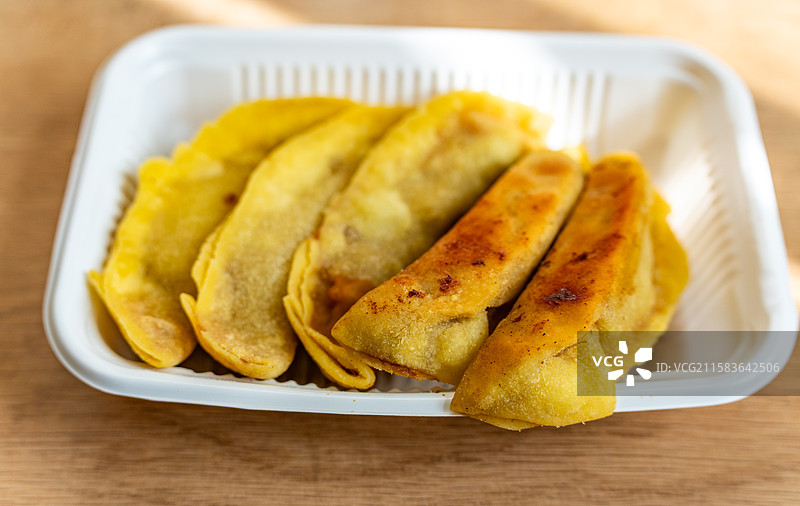 中国传统美食小吃牛肉锅贴特写镜头.牛肉锅贴煎饺的不同之处图片素材