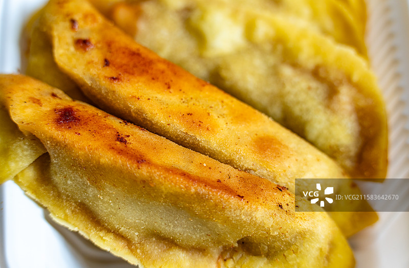 中国传统美食小吃牛肉锅贴特写镜头.牛肉锅贴煎饺的不同之处图片素材