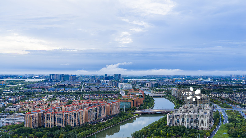 雨后云海云中的郑州市郑东新区北龙湖金融岛周边风景图片素材