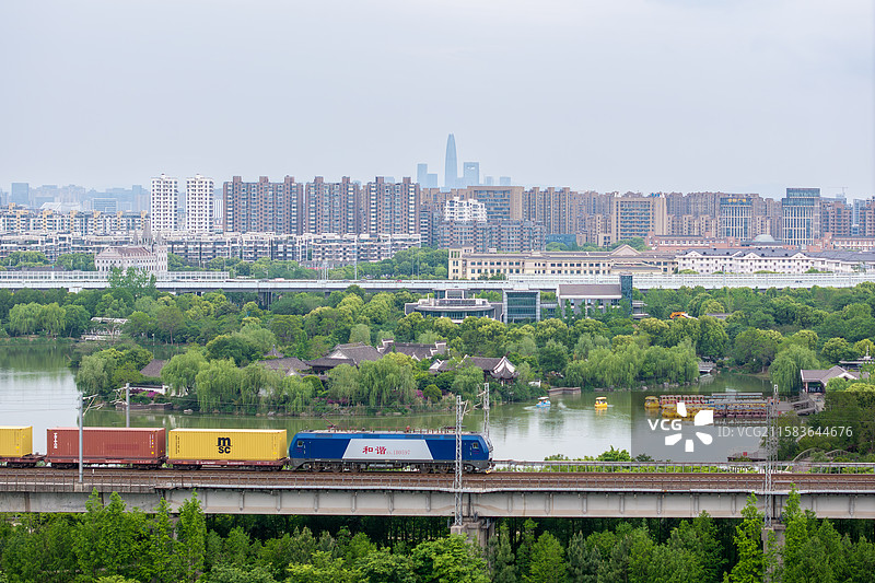 城市宁波中心和镇海植物园火车同框图片素材