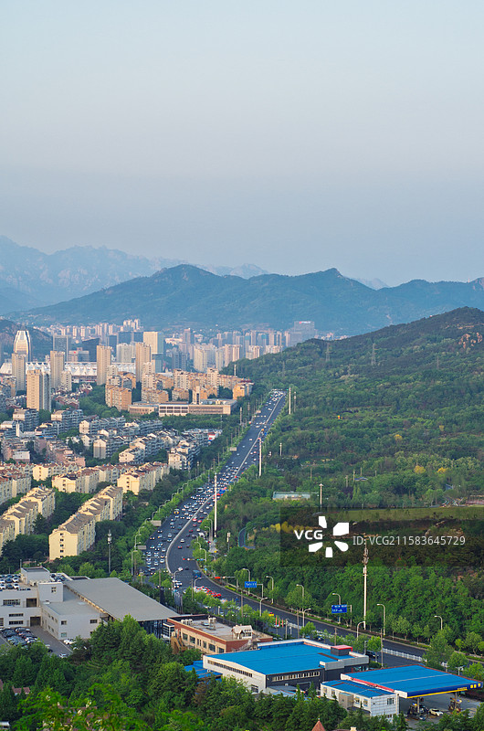 青岛浮山香苑城市道路与远山景观图片素材