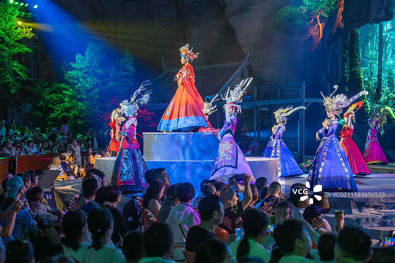 湖北利川世界地质公园腾龙洞“夷水丽川”溶洞剧场演出剧照图片素材