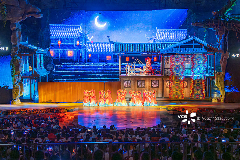 湖北利川世界地质公园腾龙洞“夷水丽川”溶洞剧场演出剧照图片素材
