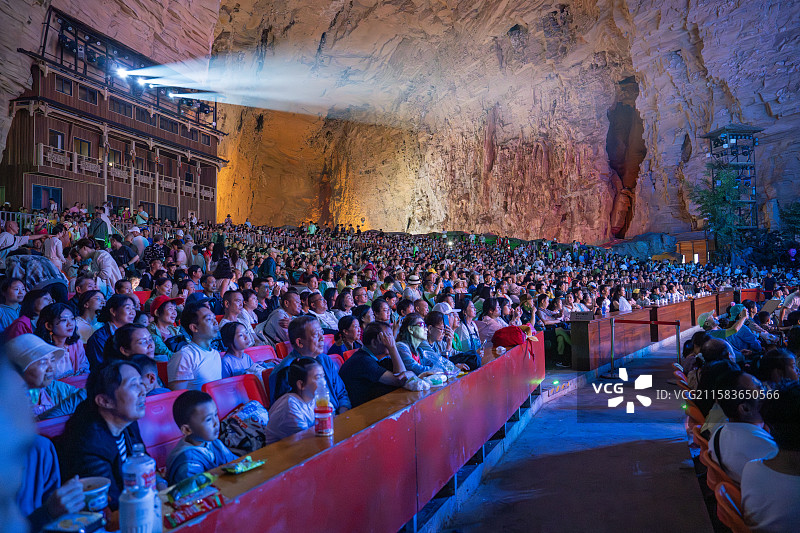 湖北利川世界地质公园腾龙洞“夷水丽川”溶洞剧场演出剧照图片素材