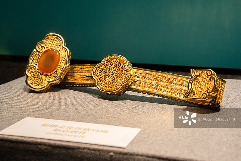 深圳龙岗文博展览馆展示20世纪90年代仿制的文物银度金花丝嵌玛瑙如意摆件图片素材