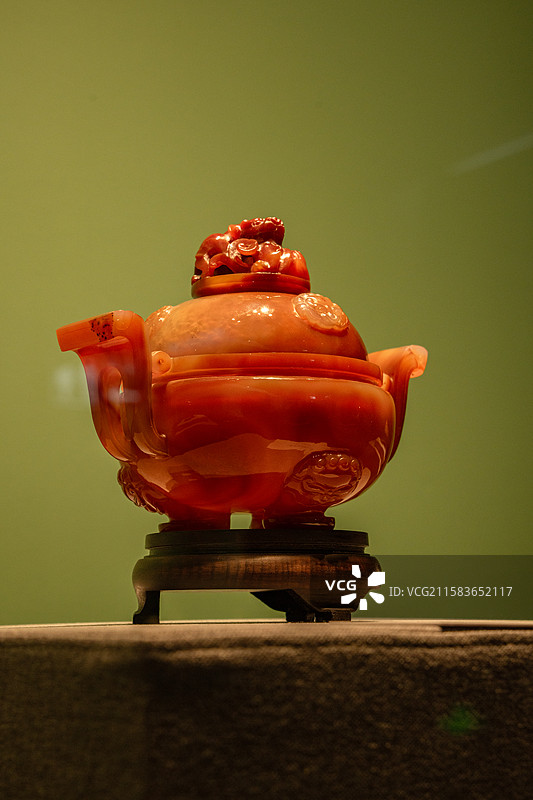 深圳龙岗文博展览馆展示20世纪90年代仿制的文物螭龙玛瑙香炉图片素材