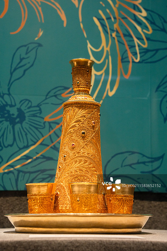 深圳龙岗文博展览馆展示20世纪90年代仿制的文物银度金花草纹酒具图片素材