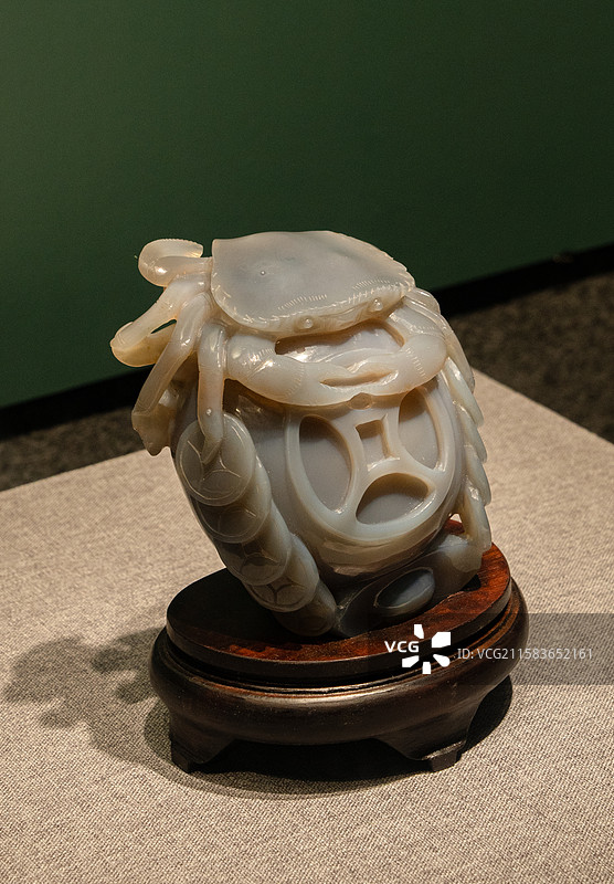 深圳龙岗文博展览馆展示20世纪80年代仿制的文物原色玛瑙八方来财图片素材