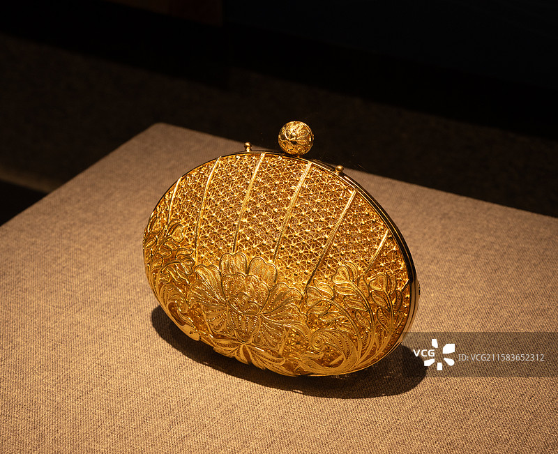 深圳龙岗文博展览馆展示20世纪90年代仿制的文物银度金花丝富贵牡丹香包图片素材