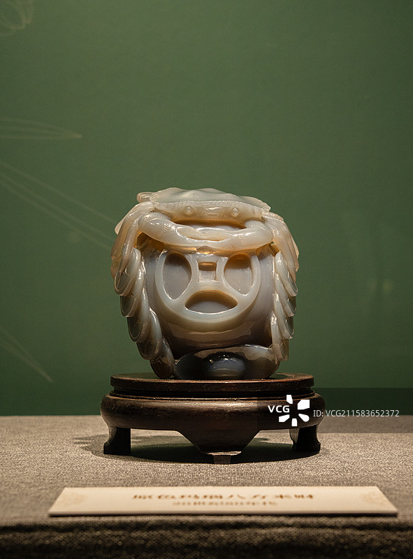 深圳龙岗文博展览馆展示20世纪80年代仿制的文物原色玛瑙八方来财图片素材