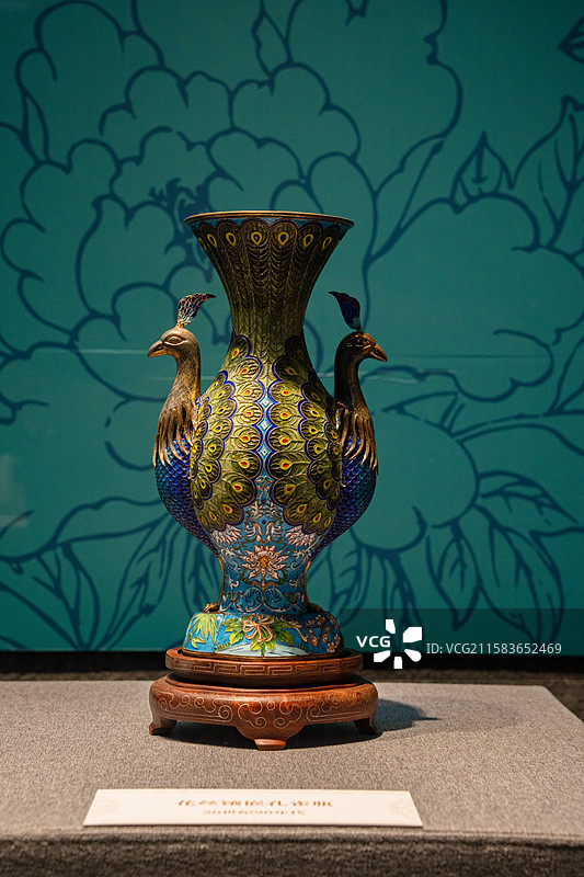深圳龙岗文博展览馆展示20世纪90年代仿制的文物花丝镶嵌孔雀瓶图片素材