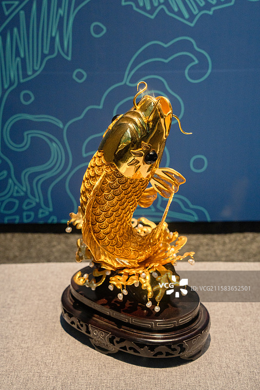 深圳龙岗文博展览馆展示20世纪90年代仿制的文物银镀金花丝金鱼摆件图片素材