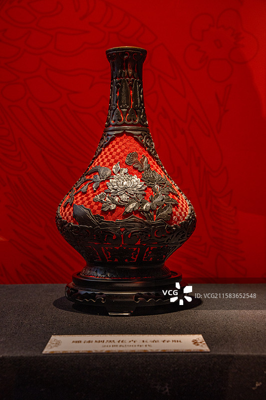 深圳龙岗文博展览馆展示20世纪90年代仿制的文物雕漆赐黑花卉玉壶春瓶图片素材