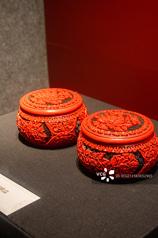 深圳龙岗文博展览馆展示20世纪90年代仿制的文物雕漆围棋盒图片素材