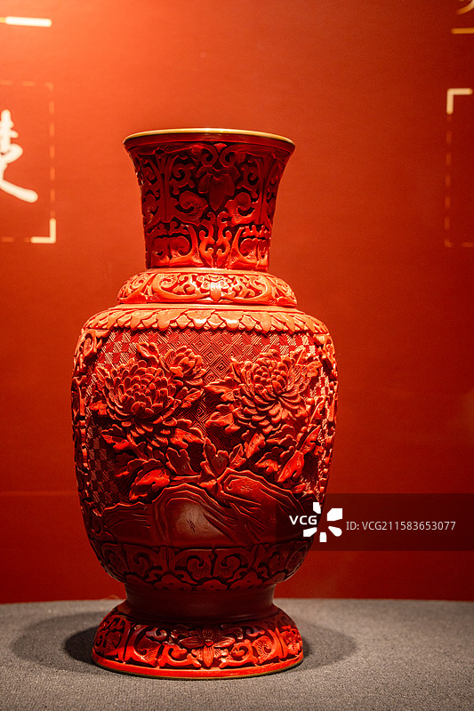 深圳龙岗文博展览馆展示20世纪90年代仿制的文物雕漆牡丹花卉灯笼瓶图片素材