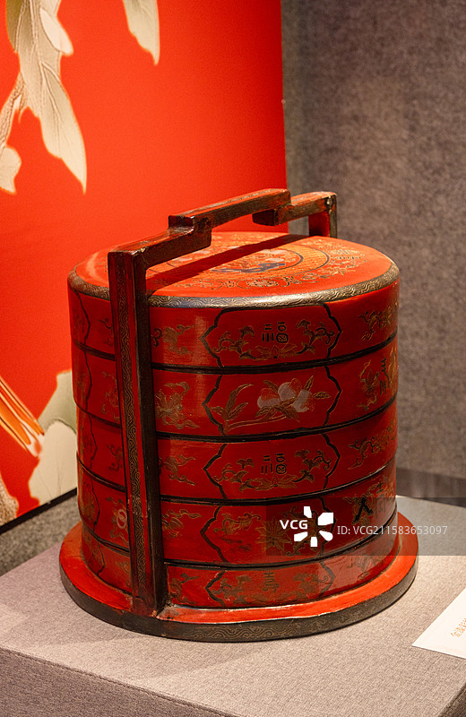 深圳龙岗文博展览馆展示20世纪90年代仿制的文物金漆彩绘福寿提盒图片素材