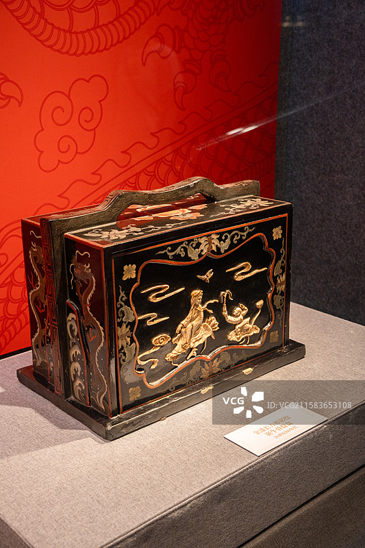 深圳龙岗文博展览馆展示20世纪80年代仿制的文物金漆彩绘螺钿首饰柜图片素材