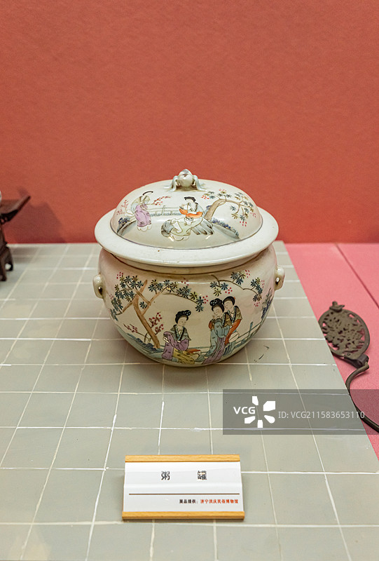 中国山东省任城区济宁市博物馆老馆，礼成家国礼俗风情展厅，白色的盛粥的罐子，室内无人图像摄影图片素材